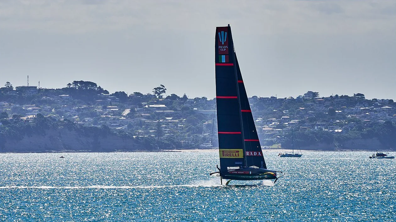 Luna Rossa Prada Pirelli, la barca AC75 italiana, che vola sui foil in regata all'America's Cup