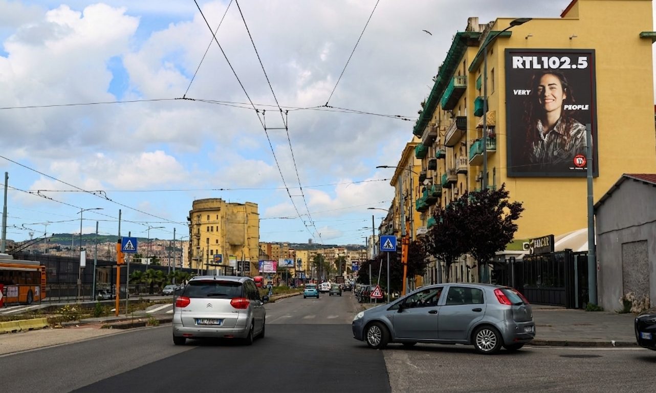 Maxi impianto Diesse Media 7x10 illuminato su Via Marina a Napoli